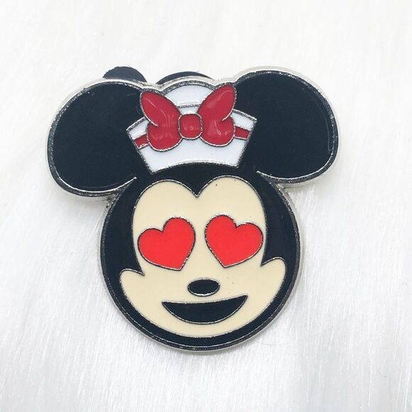 🔮 5/$25 Disney Cruise Line Minnie Heart Eyes Pin - Picture 1 of 3